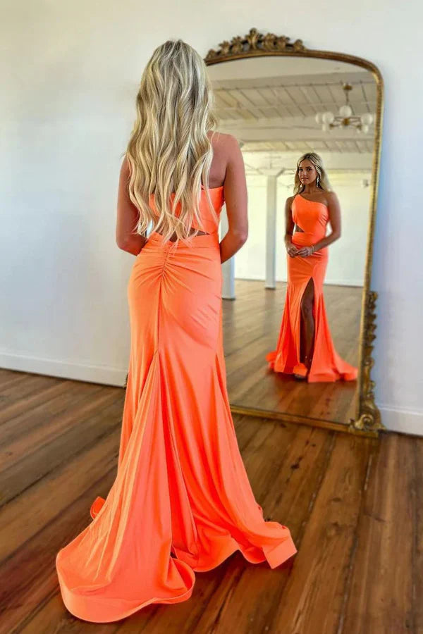 Vestido de fiesta de sirena con un solo hombro y abertura en la noche